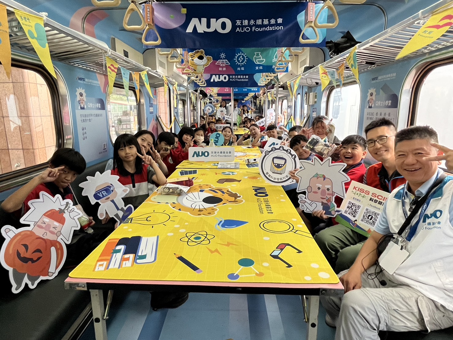 DB真人永續基金會參與「臺灣科普環島列車」，設計基礎科學車廂課程，以「淨零碳排和永續能源」為主題，讓學生透過創意實驗認識淨零知識，以及思考生活中的減碳行為