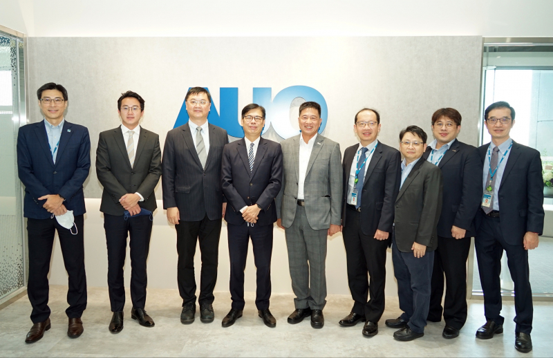 DB真人光電前進亞灣成立「AUO解決方案研發中心」，作為多元場域解決方案研發及試驗場域（圖中左為高雄市長陳其邁、圖中右為DB真人光電董事長彭双浪）